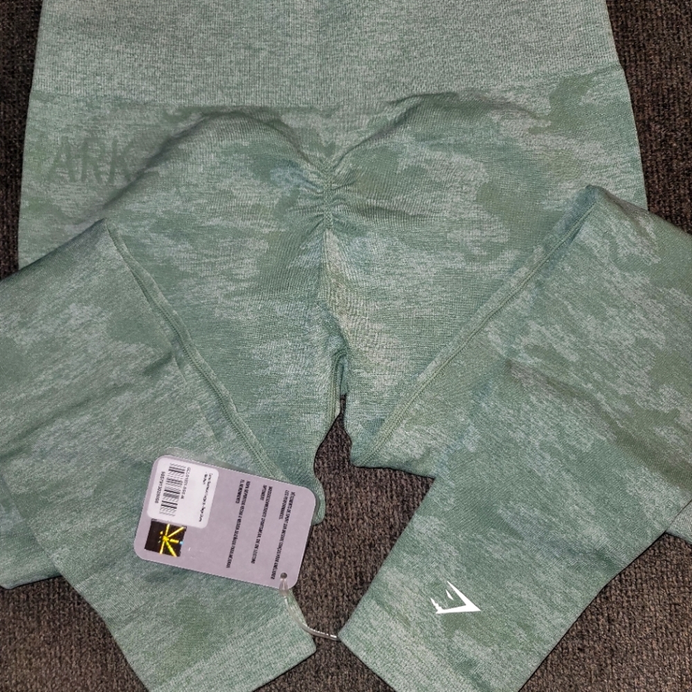 Gymshark Camo seamless Bum scrunch in SAGE Green size Small NWT ❤️
